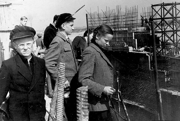 Algirdas Pilvelis kairėje su klasiokais ekskursijoje į Kauno HES statybas, 1959 m.